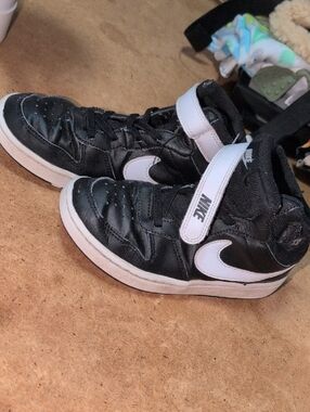 Boys Nike Black & White High-Top Sneakers with Strap Size 2Y